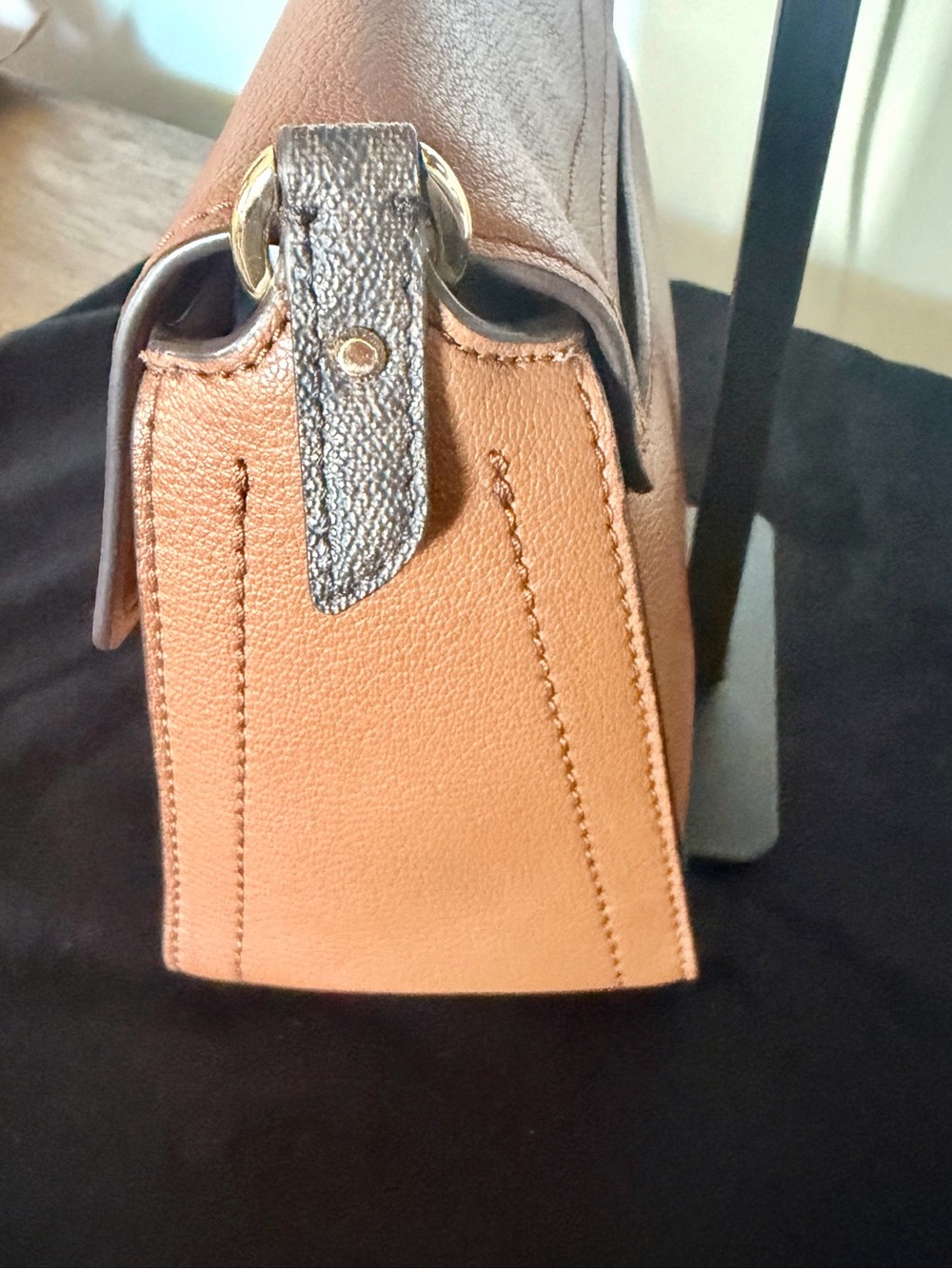 Michael Kors Tan Leather Crossbody with Gold MK Logo - Picture 4 of 8